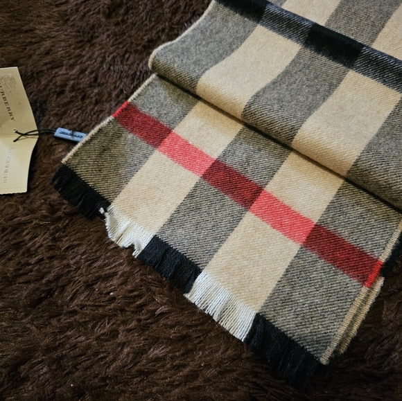 *NWT* Burberry Cashmere Scarf - Picture 2 of 2